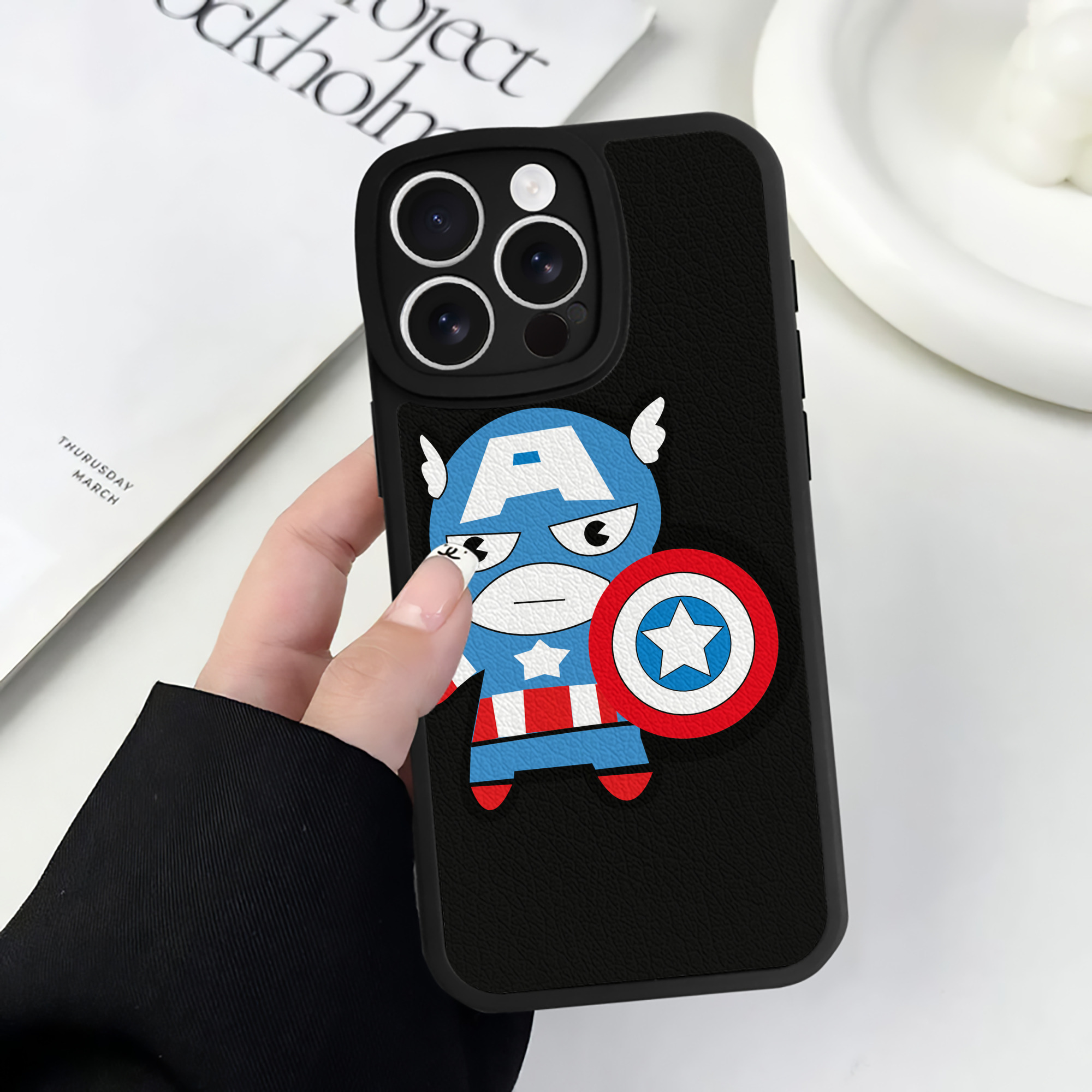 （画像用） アベンジャーズ The Avengers 【iPhone 16シリーズ対応】シリコンスマホケース（レザー調） 材質：シリコン